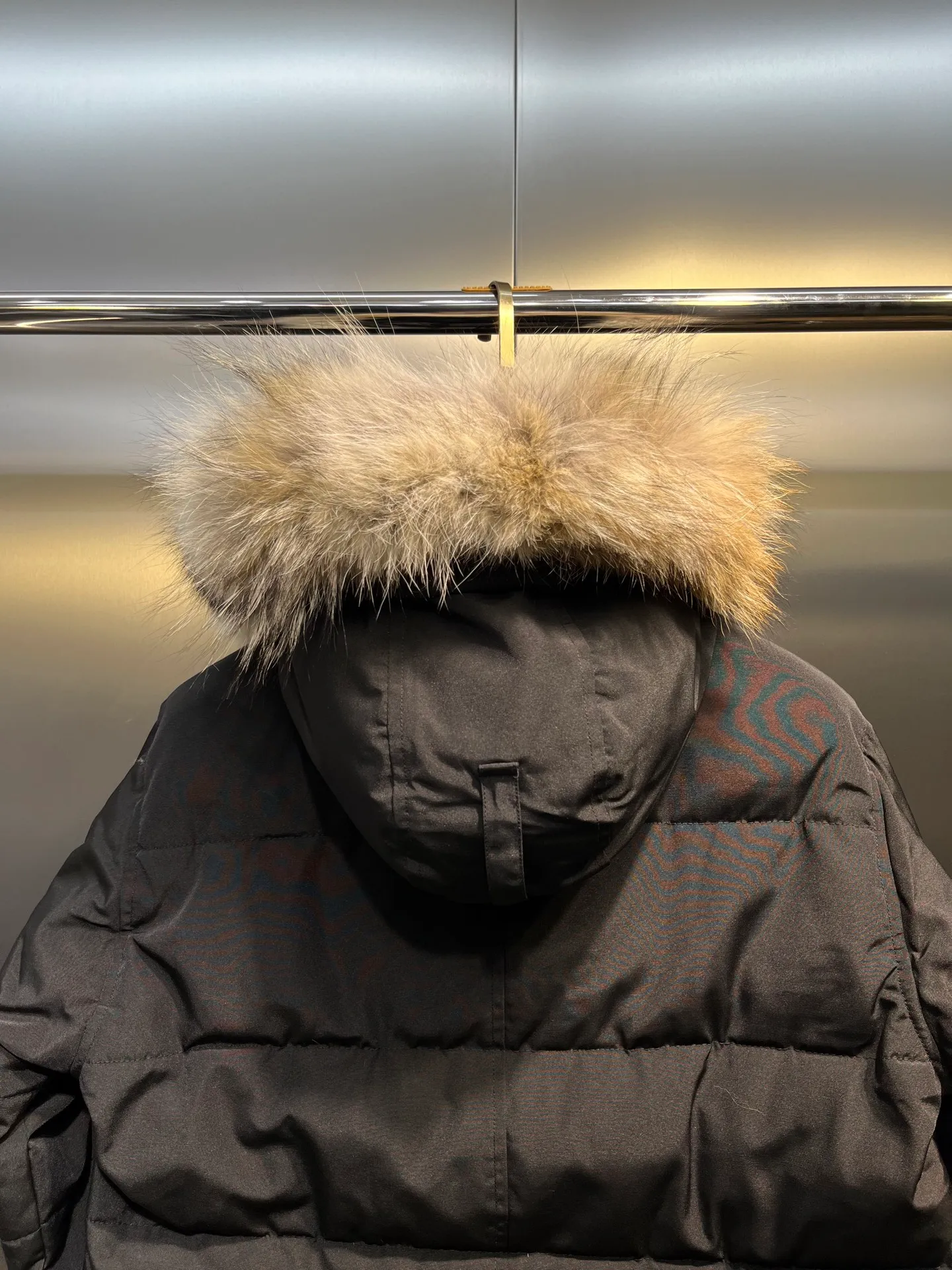 P860 Canada Goose 14 models Canada Goose🌟 Natural Siberian coyote fur collar, the delicate and strong feel, is the sense of life that comes from the erosion of natural wind and frost! Authentic version! All the details are in place! The fabric is made of high-density nano-level waterproof fabric, which is windproof and wear-resistant, and has a certain thickness! The down is 90% national standard white duck down, which can be taken for testing. It uses an imported down flushing machine for accurate down flushing! The grams are guaranteed to be the same. It will not be like the hand racing in small workshops, resulting in more velvet here and less velvet there. The zipper is the YKK brand used by Canada Goose! Smooth and comfortable on both sides! In order to prevent cold wind from pouring in, a double closure design is adopted. On the premise of the traditional zipper fly, a secondary closure with large military buttons is used to bring better warmth retention effect. It retains the classic hooded design and uses super large luxurious wolf fur to protect against wind and cold! The fur collar is removable! It doesn’t matter how low the temperature is this winter, a big goose suit is enough. I’ll give you the wind and temperature!  Size: s-xxl
